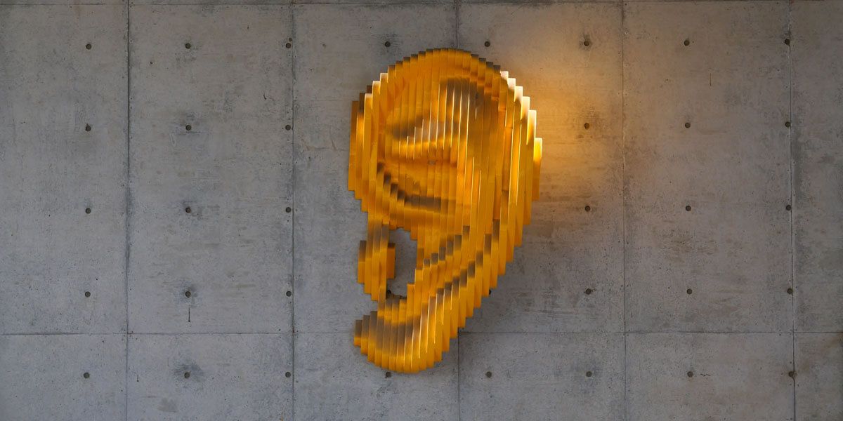 Bild mit einem goldfarbenen Ohr auf einer Wand aus Sichtbeton