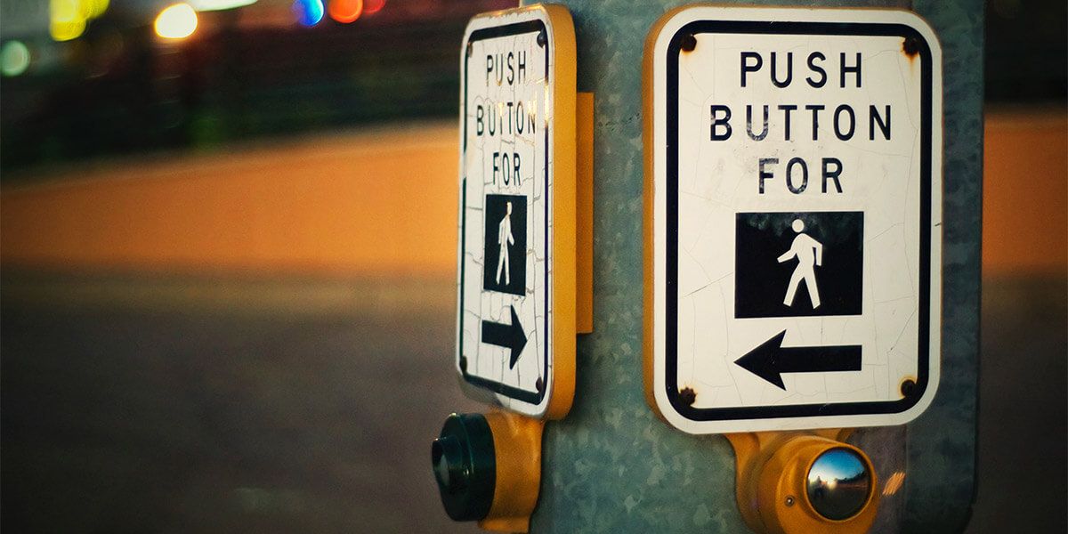 The picture shows a traffic sign with push button. If you push the button, you can go. The picture stands for an analogy. Sometimes someone pushes a button inside us and thereby triggers a certain behaviour, feeling, reaction. With the help of (online)-(hypno)-therapy in Zug you can get support.